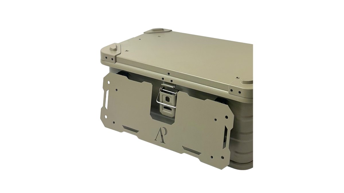 キャンプ収納とテーブル、感性を極めたミニマル「アルミギアボックス30L」