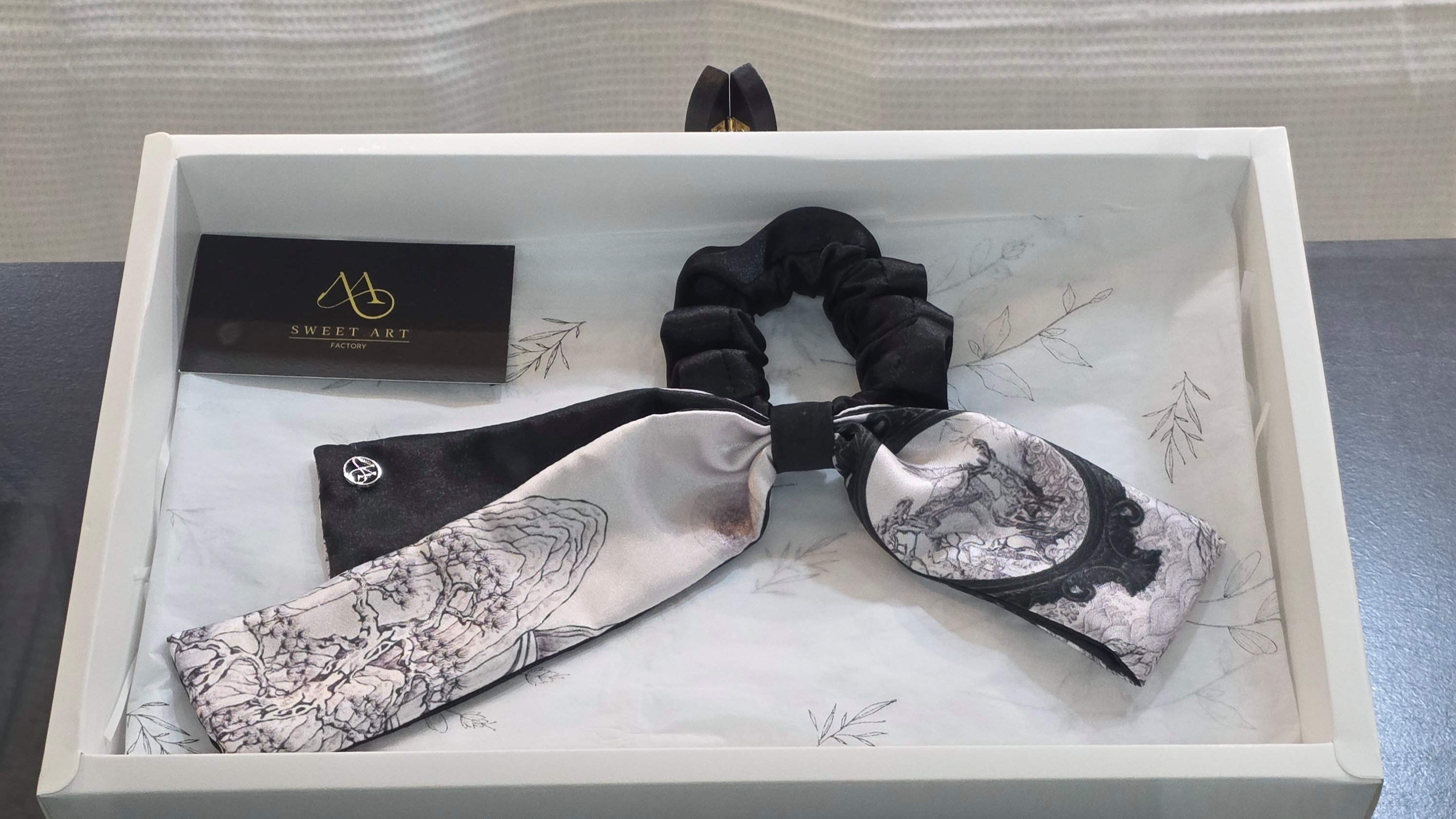한 점의 펜화를 일상에, 일월오봉도 속 십장생을 담은 Wearable A